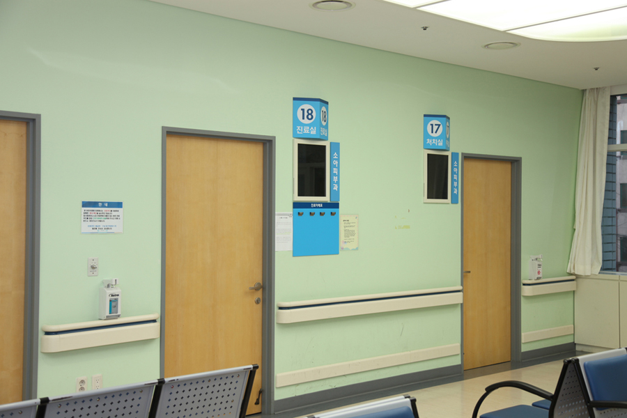 각 진료실별로 독립된 공간에서 진료 받으실 수 있습니다.
